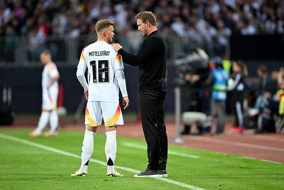Mit seinen Spielern steht Nagelsmann auch während des Spiel im Austausch, gibt regelmäßig Anweisungen.
