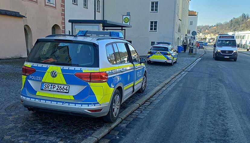 Die Polizei suchte in Passau mit mehreren Streifen und einem Hubschrauber nach dem Mann.