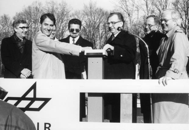 1990 weiht Ministerpräsident Lothar Späth den 170 Millonen Mark teuren Großprüfstand für das Raketentriebwerk Vulcain ein. 1990 weiht Ministerpräsident Lothar Späth den 170 Millonen Mark teuren Großprüfstand für das Raketentriebwerk Vulcain ein.