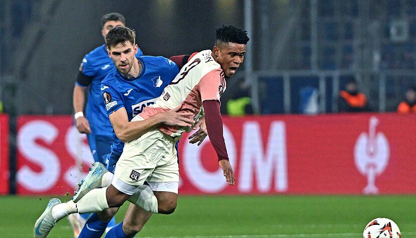 Mit Olympique Lyon traf Gift Orban zuletzt noch auf die TSG Hoffenheim in der Europa League. Nun soll er dem VfB Stuttgart angeboten worden sein. Mit Olympique Lyon traf Gift Orban zuletzt noch auf die TSG Hoffenheim in der Europa League. Nun soll er dem VfB Stuttgart angeboten worden sein.