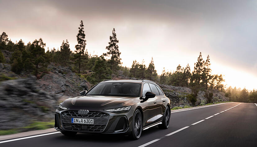 Der neue Audi A6 Avant streckt sich auf fast fünf Meter. Stilbildendes Element vorne ist der Singleframe-Kühlergrill, der weit unten angebracht ist und sehr breit ausfällt. Dazu gibt es schmale Scheinwerfer.