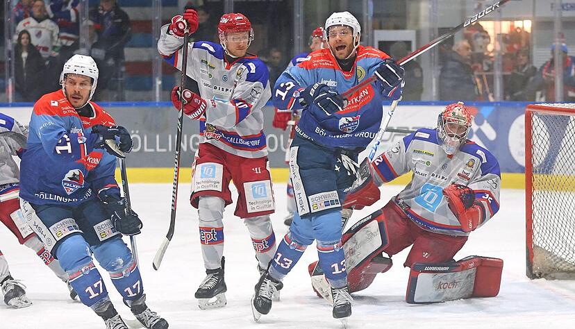 Gunars Skvorcovs (Zweiter von rechts) verpasst eine der wenigen Heilbronner Chancen. Nach zuvor ordentlichen Leistungen und Siegen verloren die Falken am Sonntagabend gegen den EC Peiting 1:3.