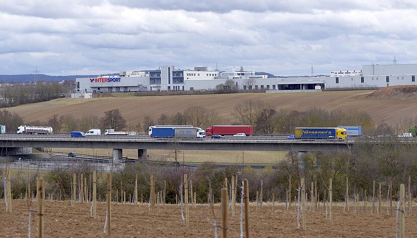 Von der A6 nicht zu übersehen ist das Heilbronner Gewerbegebiet Böllinger Höfe mit dem Aushängeschild Intersport. In dem Areal tummeln sich zahlreiche kleine und große Mittelständler aus unterschiedlichen Branchen.
Foto: Archiv/Berger Von der A6 nicht zu übersehen ist das Heilbronner Gewerbegebiet Böllinger Höfe mit dem Aushängeschild Intersport. In dem Areal tummeln sich zahlreiche kleine und große Mittelständler aus unterschiedlichen Branchen.
Foto: Archiv/Berger