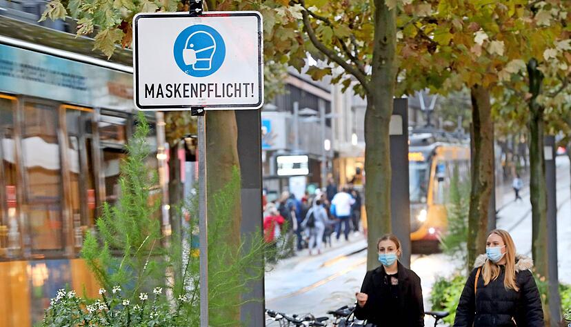 Wird es wieder zu einer Maskenpflicht in der Fußgängerzone kommen? Nach düsteren Schilderungen aus den Kliniken war es eine Idee im Gemeinderat.
Foto: Archiv/Berger Wird es wieder zu einer Maskenpflicht in der Fußgängerzone kommen? Nach düsteren Schilderungen aus den Kliniken war es eine Idee im Gemeinderat.
Foto: Archiv/Berger