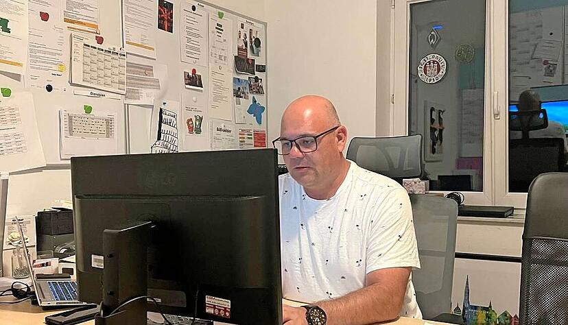 Am Abend, wenn es im Haus ruhiger geworden ist, hat Sozialpädagoge Martin Stürzl Zeit für Organisatorisches und Verwaltungsarbeit.
Fotos: Beate Windisch