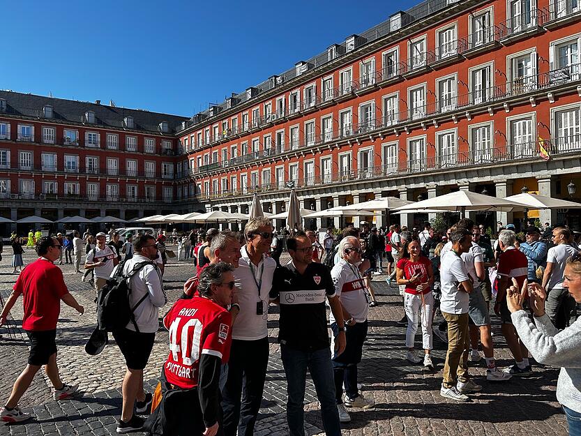 Auf der Plaza Mayor im Zentrum von Madrid haben sich am Dienstagmittag VfB-Fans getroffen.