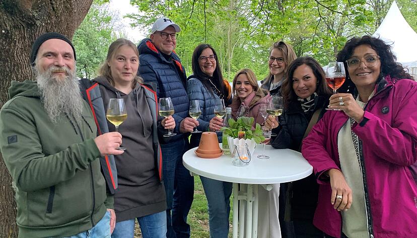 Gut gelaunte Runden wie diese sind viele bei "Wein am See" anzutreffen.