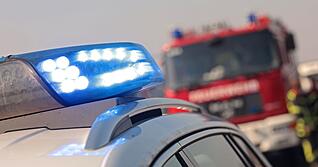 Die Feuerwehr musste ein Pferd aus einem Anh&auml;nger befreien (Symbolbild)