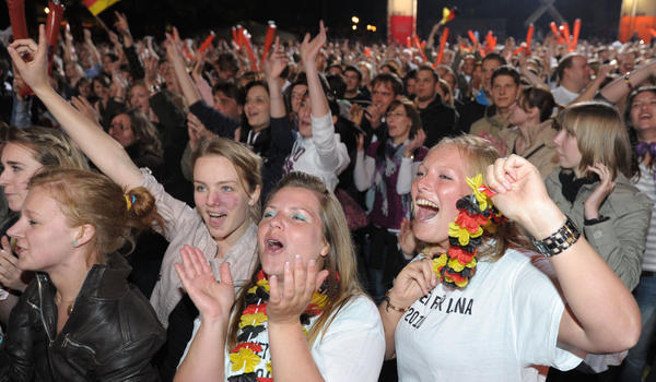 Lena-Fans bejubeln am Samstag auf dem Public Viewing in Hannover den Auftritt von Lena Meyer-Landrut bei dem Eurovision Song Contest in Oslo. Zum Auftritt von Lena beim Eurovision Song Contest in Oslo am Samstag sind tausende Fans vor dem Rathaus in Hannover zum Public Viewing eingetroffen. Beim zentralen Fanfest sind zwei große Leinwände aufgebaut, auf denen die Veranstaltung in Norwegen live übertragen wird. Es gibt außerdem mehrere Live-Schaltungen in Lenas Heimatstadt Hannover.