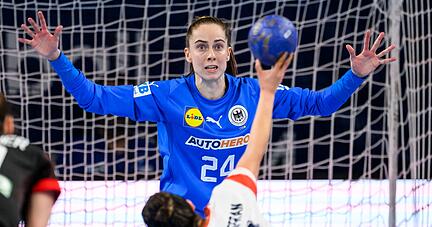 Deutschlands Torhüterin Sarah Wachter in Aktion gegen Paraguays Fernanda Insfran Mora.