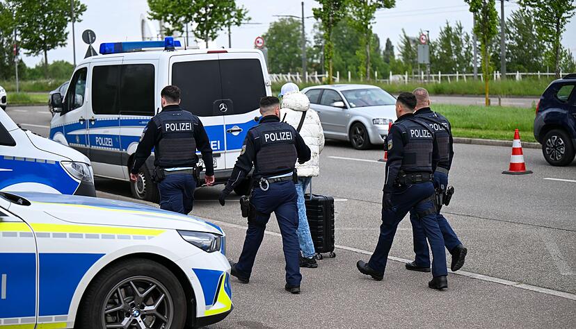 Für den derzeitigen Rückgang der Asylbewerberzahlen gibt es eine Reihe von Gründen. Für den derzeitigen Rückgang der Asylbewerberzahlen gibt es eine Reihe von Gründen.