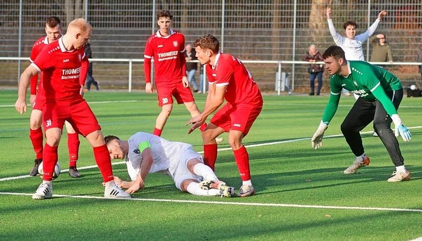 Justin Haun (rechts) wird in der R&uuml;ckrunde das Gommersdorfer Tor h&uuml;ten, da sich Sebastian Krappel in der Vorbereitung verletzt hat.
Foto: Marc Schmerbeck