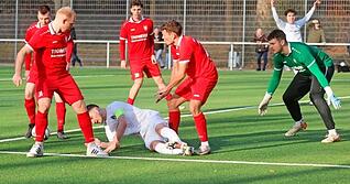 Justin Haun (rechts) wird in der R&uuml;ckrunde das Gommersdorfer Tor h&uuml;ten, da sich Sebastian Krappel in der Vorbereitung verletzt hat.
Foto: Marc Schmerbeck