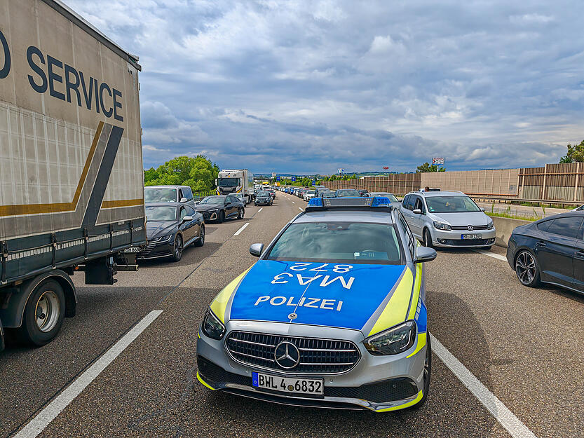 Polizei und Rettungskräfte sind am Sonntag auf der A6 bei Sinsheim-Süd im Einsatz.
