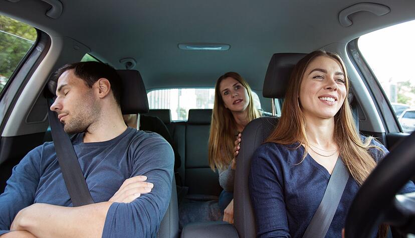 Kurz mal abschalten: Wer für seine Arbeitsstrecke Fahrgemeinschaften bildet, kann zumindest zeitweise einen kleinen Powernap machen oder die Zeit mit netten Gesprächen verkürzen. Kurz mal abschalten: Wer für seine Arbeitsstrecke Fahrgemeinschaften bildet, kann zumindest zeitweise einen kleinen Powernap machen oder die Zeit mit netten Gesprächen verkürzen.