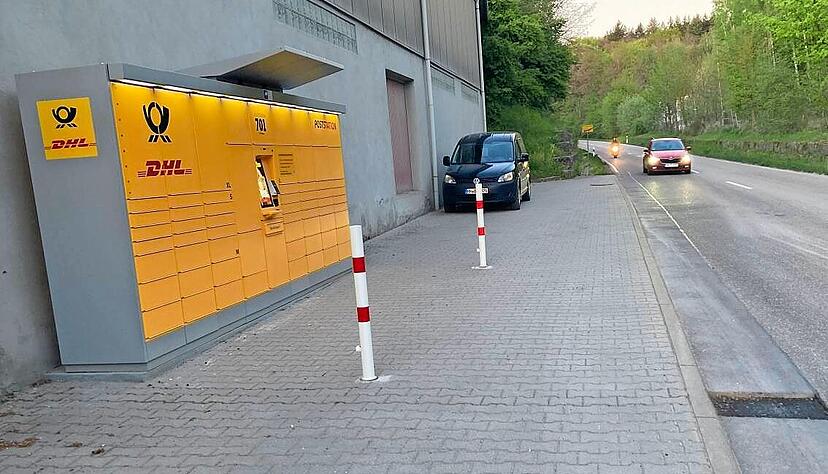 Ittlingen: Poststation, im April 2026 errichtet. Die Gemeinde kritisiert die abgeschiedne Lage am Ortsausgang Richtung Berwangen. Auch die verkehrliche Situation mit dem schmalen Haltestreifen wird bem&auml;ngelt.
Foto: J&ouml;rg K&uuml;hl