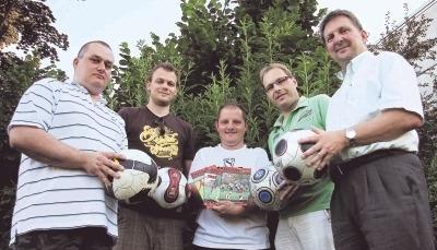 Die Stadionheftmacher des TSV Pfedelbach: Joachim Kuhn (von links), Daniel Augsten, Marc Hofacker, Alexander Frank und Dietmar Binder. Auf dem Foto fehlen: Adrian Golla, Andreas Fiedler, Ruwen Frasch, Peter Sch&ouml;nau und Bj&ouml;rn Schindler.Foto: Alexander Bertok