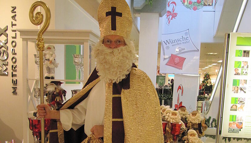 Wilfried Ruoff als Heiliger Nikolaus im Bischofsgewand. Foto: privat Wilfried Ruoff als Heiliger Nikolaus im Bischofsgewand. Foto: privat