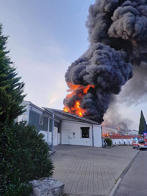 Beim Eintreffen der Feuerwehr am Samstagabend stand die Halle in Flammen.
