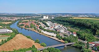 An der Niederlassung in Bad Wimpfen darf der Chemiekonzern Solvay täglich bis zu 24 Kilogramm der sogenannten Ewigkeitschemikalie Trifluoressigsäure (TFA) in den Neckar leiten.
Foto: Rudolf Landauer
