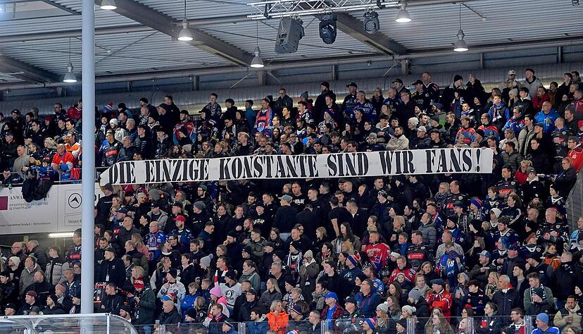 Egal, wie gut oder schlecht es bei den Heilbronner Falken gelaufen ist, die Fans waren immer im Eisstadion und haben ihr Team unterstützt. Egal, wie gut oder schlecht es bei den Heilbronner Falken gelaufen ist, die Fans waren immer im Eisstadion und haben ihr Team unterstützt.
