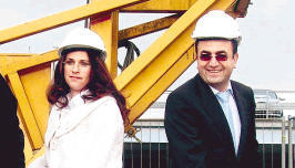 Stolze Bauherren: Sonja und George Aydin feierten gestern den Spatenstich f&uuml;r ihr neues, zweites Autohaus an der Stuttgarter Stra&szlig;e.Foto: Heiko Fritze