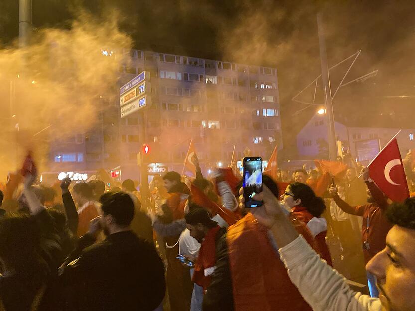 Es qualmt, es wird gejubelt und gefeiert in Heilbronn nach dem Viertelfinaleinzug der Türkei bei der EM 2024.