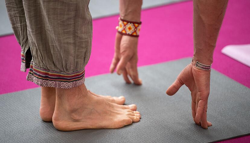 Wie fühlt sich mein Rücken an? Yoga schult die Wahrnehmung für den eigenen Körper. Wie fühlt sich mein Rücken an? Yoga schult die Wahrnehmung für den eigenen Körper.