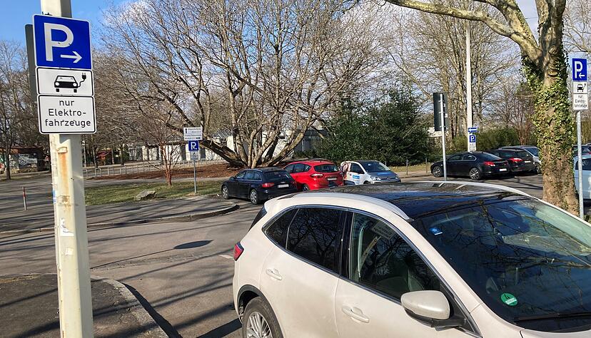 An der Theresienstraße, Ecke Badstraße, sind sechs Parkplätze für Elektro-Fahrzeuge reserviert. Ein Autofahrer hatte das Hinweisschild wohl übersehen. An der Theresienstraße, Ecke Badstraße, sind sechs Parkplätze für Elektro-Fahrzeuge reserviert. Ein Autofahrer hatte das Hinweisschild wohl übersehen.
