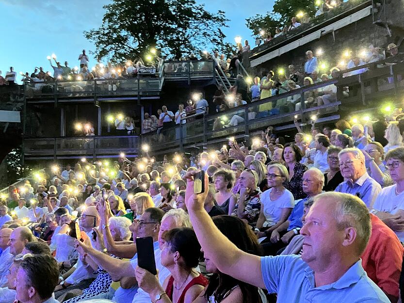 Am Mittwoch spielte Chris de Burgh vor über 750 Besuchern im Burggraben.