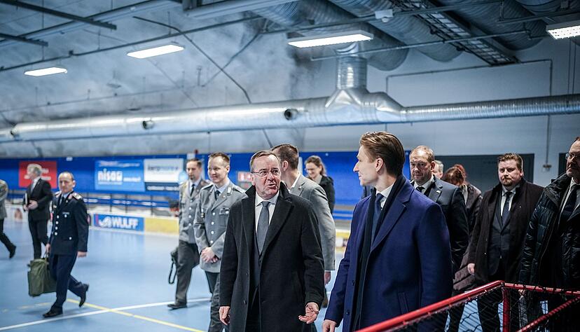 Im M&auml;rz 2024 besichtigte Verteidigungsminister Boris Pistorius (SPD, Mitte) zusammen mit seinem finnischen Amtskollege Antti H&auml;kk&auml;nen (vorn rechts) einen Bunker in der finnischen Hauptstadt Helsinki. (Archivfoto)