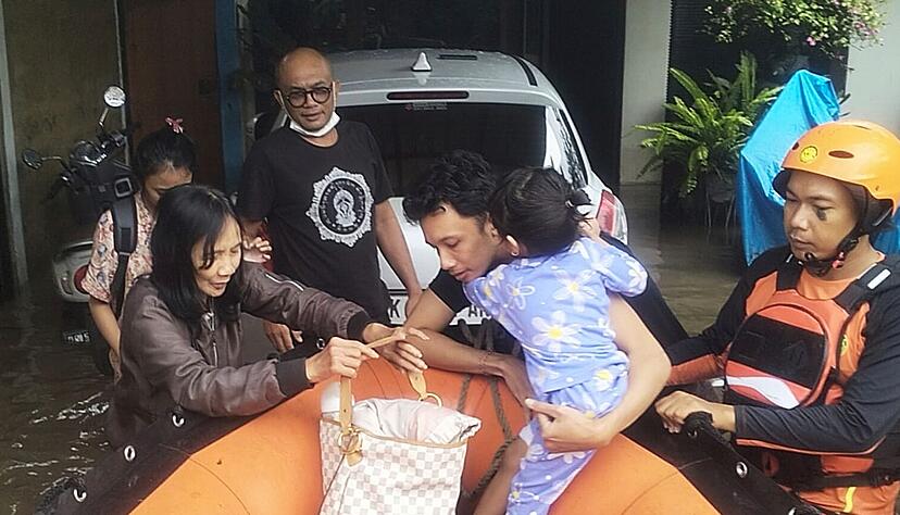 Viele Menschen mussten mit Boote in Sicherheit gebracht werden.