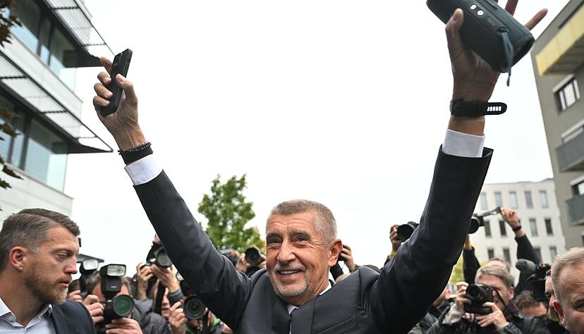 Der Vorsitzende der Oppositionsbewegung ANO, Andrej Babis, reagiert nach der Bekanntgabe des Wahlergebnisses.
