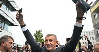 Der Vorsitzende der Oppositionsbewegung ANO, Andrej Babis, reagiert nach der Bekanntgabe des Wahlergebnisses.