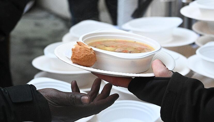 Eine heiße Suppe? Vielen Menschen mit sehr wenig Geld hilft das. (Symbolbild) Eine heiße Suppe? Vielen Menschen mit sehr wenig Geld hilft das. (Symbolbild)