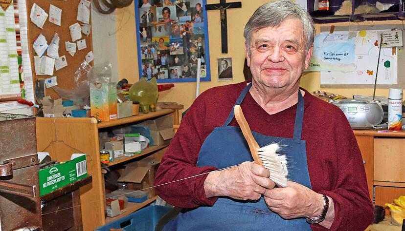 Roland Lehner fertigt in seiner kleinen Werkstatt Besen und Bürsten und verkauft sie auf zahlreichen Märkten. Er ist einer der wenigen in Deutschland, die dieses Handwerk noch beherrschen.
Foto: Gabi Muth Roland Lehner fertigt in seiner kleinen Werkstatt Besen und Bürsten und verkauft sie auf zahlreichen Märkten. Er ist einer der wenigen in Deutschland, die dieses Handwerk noch beherrschen.
Foto: Gabi Muth