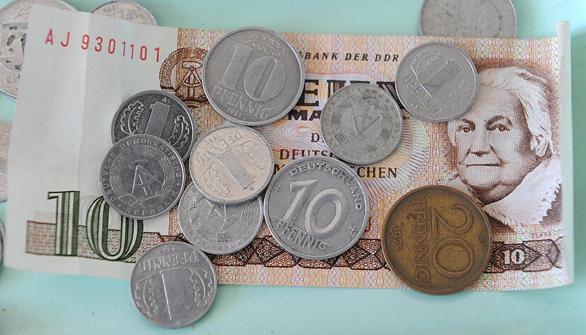 So sah das Geld in der DDR aus. Der Wert der Währung verfiel über die Jahre immer mehr. Stattdessen waren "Devisen", also West-Mark, begehrt. In speziellen Läden, den sogenannten Intershops, konnten sich DDR-Bürger damit West-Waren kaufen. So sah das Geld in der DDR aus. Der Wert der Währung verfiel über die Jahre immer mehr. Stattdessen waren "Devisen", also West-Mark, begehrt. In speziellen Läden, den sogenannten Intershops, konnten sich DDR-Bürger damit West-Waren kaufen.