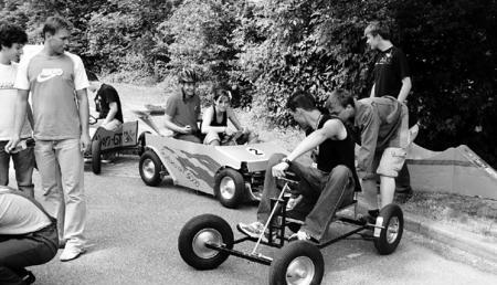 Mit ihren selbstgebauten "Kit-Cars", die das Rennen in den Weinbergen überstanden, drehten die Porsche-Azubis bis zur Siegerehrung noch ein paar Runden im Hof. (Foto: Gustav Döttling) Mit ihren selbstgebauten "Kit-Cars", die das Rennen in den Weinbergen überstanden, drehten die Porsche-Azubis bis zur Siegerehrung noch ein paar Runden im Hof. (Foto: Gustav Döttling)