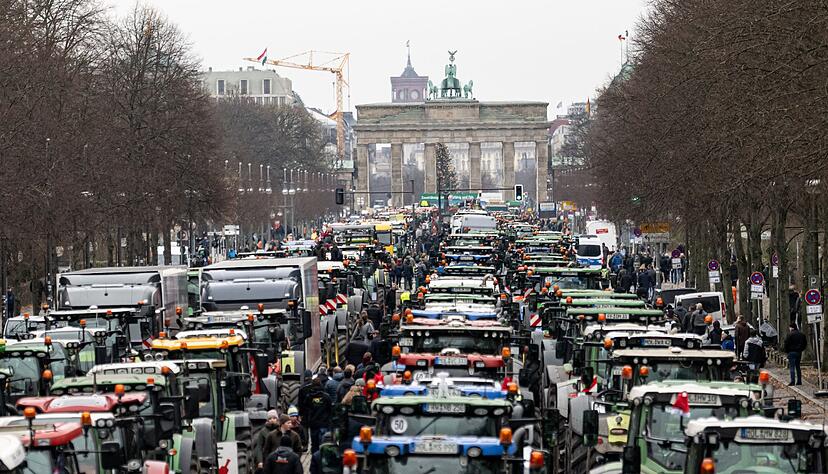 Traktoren bis zum Brandenburger Tor: Der Deutsche Bauernverband hat zur Demo «Zu viel ist zu viel! Jetzt ist Schluss!» aufgerufen. Traktoren bis zum Brandenburger Tor: Der Deutsche Bauernverband hat zur Demo «Zu viel ist zu viel! Jetzt ist Schluss!» aufgerufen.