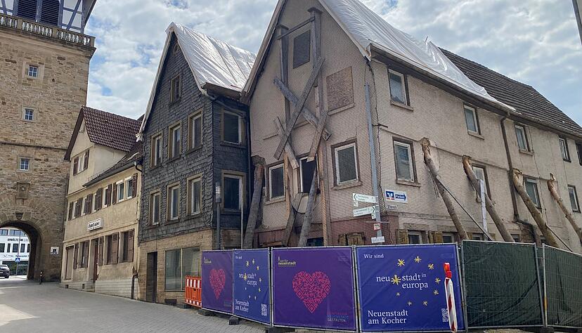 Die Wohnungen, die in der Hauptstra&szlig;e 3,5 und 7 in Neuenstadt entstehen, sind bereits verkauft. Die Baufreigabe fehlt aber noch.