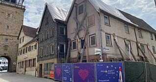 Die Wohnungen, die in der Hauptstra&szlig;e 3,5 und 7 in Neuenstadt entstehen, sind bereits verkauft. Die Baufreigabe fehlt aber noch.