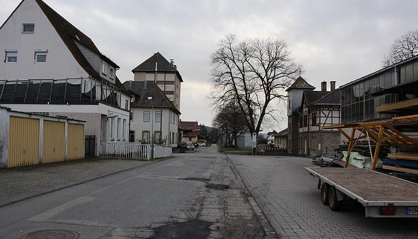 Der kaputte Asphalt und der graue Himmel lassen die Notwendigkeit einer Umgestaltung des Areals noch deutlicher hervortreten.