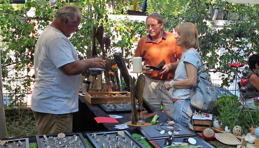 Seit fünf Jahren gibt es den Kunsthandwerkermarkt. Die Naturfreunde als Veranstalter freuen sich, dass er so gut angenommen wird.Foto: Verena Niethammer Seit fünf Jahren gibt es den Kunsthandwerkermarkt. Die Naturfreunde als Veranstalter freuen sich, dass er so gut angenommen wird.Foto: Verena Niethammer