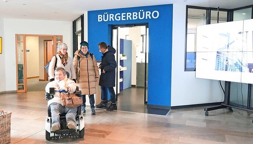Die Theke im B&uuml;rgerb&uuml;ro ist auf H&ouml;he von stehenden Menschen. Das will B&uuml;rgermeister Neumann bald &auml;ndern, verspricht er.
