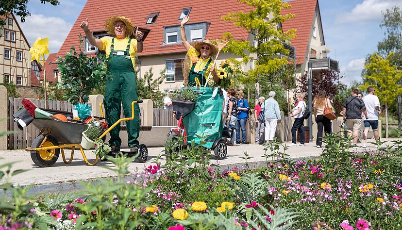 Mit Werkzeug und Schubkarre: Die Komiker "Pico Bellos", hier als G&auml;rtner unterwegs, binden Passanten in kleine Sketche ein.
Fotos: AndreasVeigel