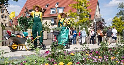 Mit Werkzeug und Schubkarre: Die Komiker "Pico Bellos", hier als G&auml;rtner unterwegs, binden Passanten in kleine Sketche ein.
Fotos: AndreasVeigel