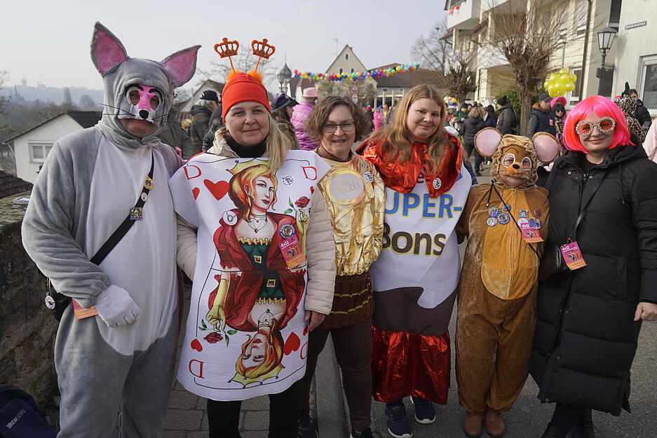 Der Umzug der Jagstfelder Hühnerläuse hat am Sonntag erneut zahlreiche Besucher angelockt. Der Umzug der Jagstfelder Hühnerläuse hat am Sonntag erneut zahlreiche Besucher angelockt.