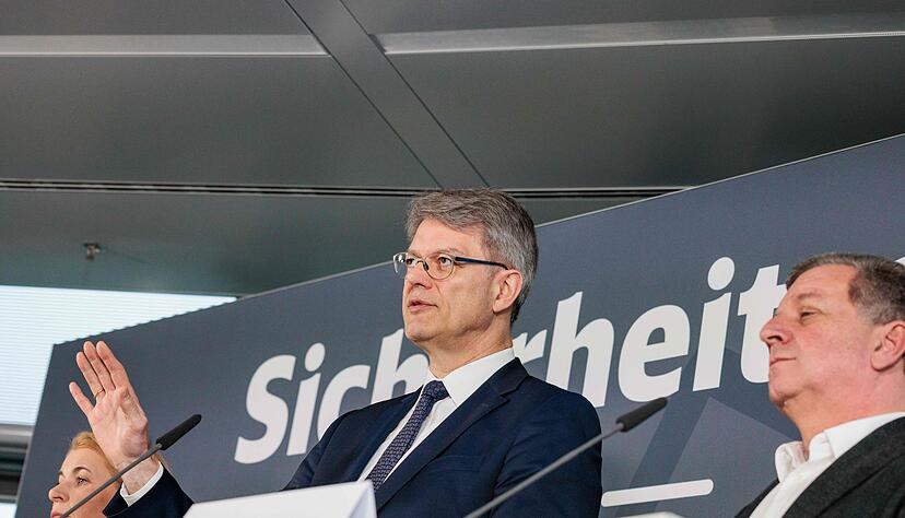 Bei einem Sicherheitsgipfel kurz nach der Tat wurden erste Sicherheitsmaßnahmen vereinbart. (Archivbild) Bei einem Sicherheitsgipfel kurz nach der Tat wurden erste Sicherheitsmaßnahmen vereinbart. (Archivbild)