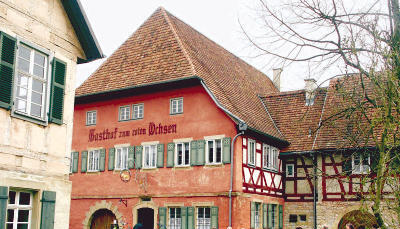 Der „Gasthof zum Roten Ochsen“ ist eine feste Größe im Freilandmuseum und lockt vor allem auswärtige Besucher an. Jetzt wechselt der Pächter. „Die Pacht ist zu hoch“, beklagt sich die bisherige Wirtin Inge Scholz.
Foto: Archiv/Peter Hohl Der „Gasthof zum Roten Ochsen“ ist eine feste Größe im Freilandmuseum und lockt vor allem auswärtige Besucher an. Jetzt wechselt der Pächter. „Die Pacht ist zu hoch“, beklagt sich die bisherige Wirtin Inge Scholz.
Foto: Archiv/Peter Hohl