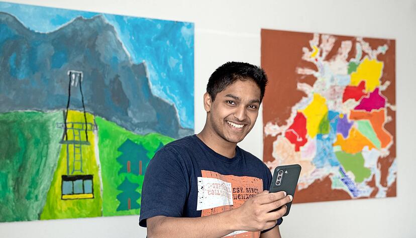 Simon Mohan spielt auf dem Handy einen selbst getexteten Rap ab: Er jongliert gern mit Worten.
 Fotos: Andreas Veigel